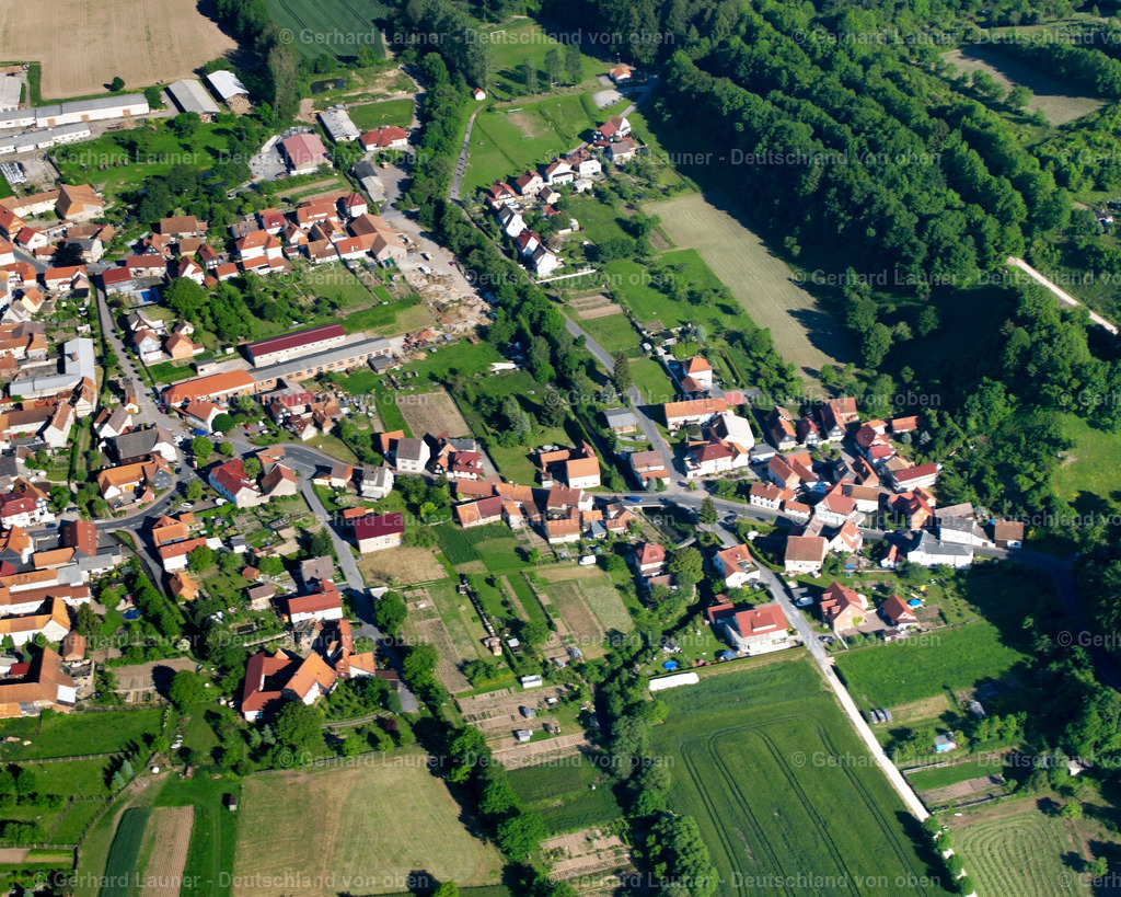 2634662 | GROßTöPFER 09.06.2006 Landwirtschaftliche Nutzflächen und Feldgrenzen  umsäumen das Siedlungsgebiet des Dorfes in Großtöpfer im Bundesland Thüringen, Deutschland // Agricultural land and field boundaries surround the settlement area of the village  in Großtöpfer in the state Thuringia, Germany Foto: Gerhard Launer
