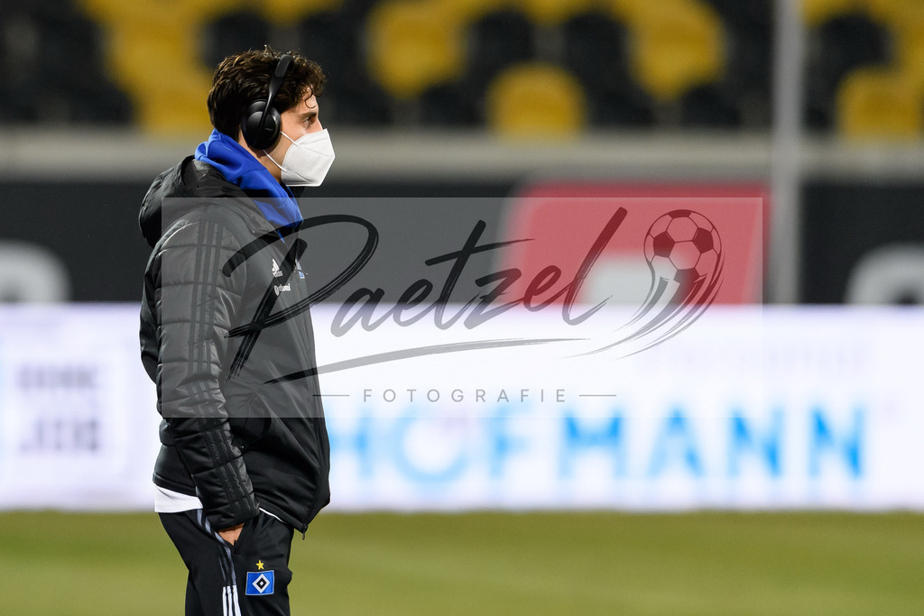 SGDHSV20220114_85 | Fussball, Herren: Ludovit Reis (Hamburger SV) schaut bei dem Spiel der 2. Bundesliga zwischen SG Dynamo Dresden und Hamburger SV im Rudolf-Harbig-Stadion am 14.01.2022 in Dresden, Deutschland.DFB / DFL REGULATIONS PROHIBIT ANY USE OF PHOTOGRAPHS AS IMAGE SEQUENCES AND/OR QUASI-VIDEO. - Realisiert mit Pictrs.com