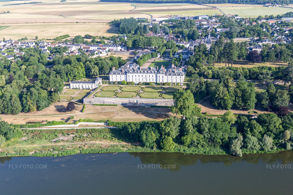 Aerial view: Park of the Château de Menars on the Loire in Menars in the state Loir et Cher, France. – Photo: IMG_082100.jpg taken on 06/20/2015 by Werner Riehm/FLY-FOTO.com – Resolution of the original: 5472 x 3648 px