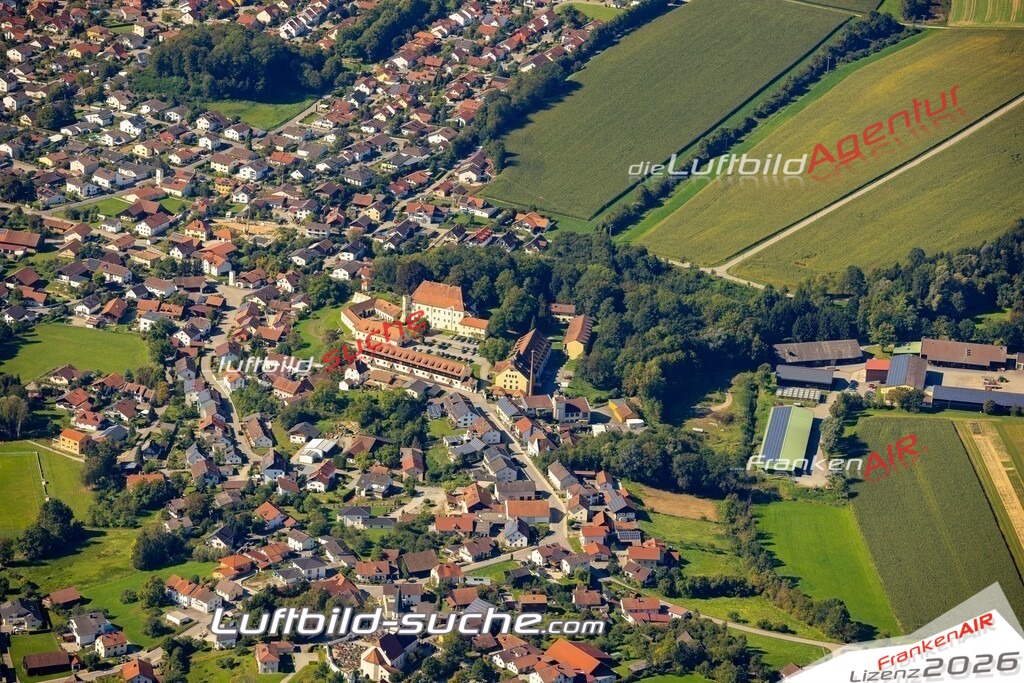 Das Luftbild zeigt : August-Schmieder-Straße Steinach - Die Luftaufnahme wurde 2023 vom UL-Flugzeug aus erstellt ( keine Drohne ) - Hochauflösende Luftaufnahme - Für grossformatige Ausdrucke geeignet. Die Geschenkidee !Mit Lizenz und Bildrechte bestellbar