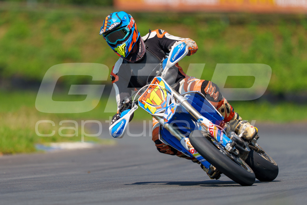 G-Cup + Supermoto Staatsmeisterschaft + Hungarian Supermoto Championship | GRIPcapture steht für authentische Sportfotografie in Österreich – für Momente, die mehr sind als Geschwindigkeit oder Ergebnis. Es geht um Emotion, Spannung, Fokus und den Augenblick, der oft nur einen Wimpernschlag dauert.Ob Motorsport, Teamsport oder 