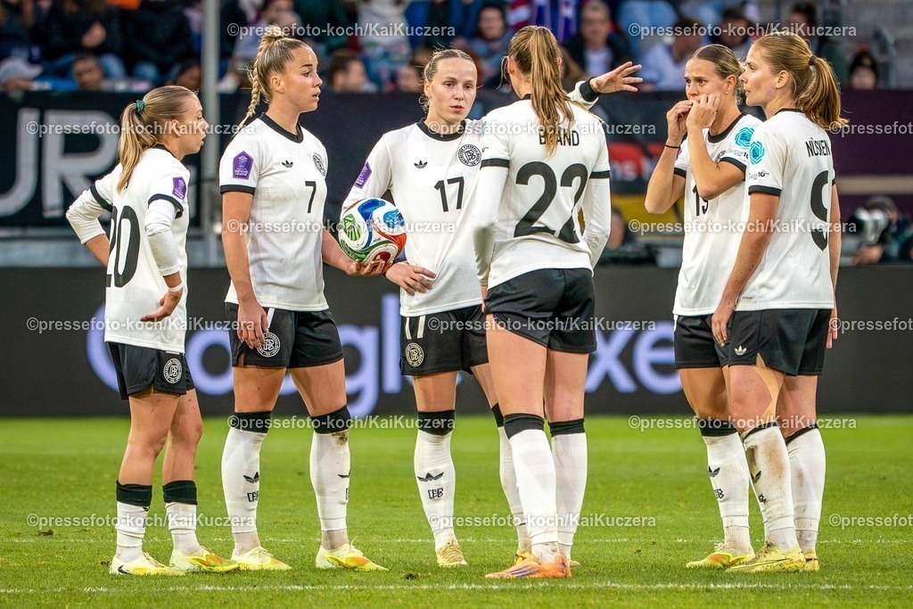 xKKUx24102501052 | 24.10.2025, xkkux, Fußball, UEFA Women s Nations League Halbfinale, Saison 2025/2026, Länderspiel Hinspiel in der MERKUR SPIEL-ARENA Düsseldorf, Elisa Senß (GER #20) Giulia Gwinn (GER #07) Franziska Kett (GER #17) Camilla Küver (GER #23) Klara Bühl (GER #19) Sjoeke Nüsken (GER #09) 