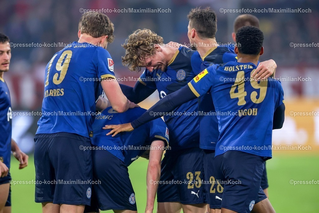 F9510042601105 | 10.04.2026, Fußball, Fortuna Düsseldorf - Holstein Kiel, 2. Fußball Bundesliga, Herren, Merkur Spiel-Arena, 29. Spieltag, Saison 2025 2026: Torjubel nach dem Tor zum 2:1 durch Torschütze Ivan Nekic&nbsp; (Holstein Kiel #13)  zusammen mit   DFB regulations prohibit any use of photographs as image sequences and or quasi-video.