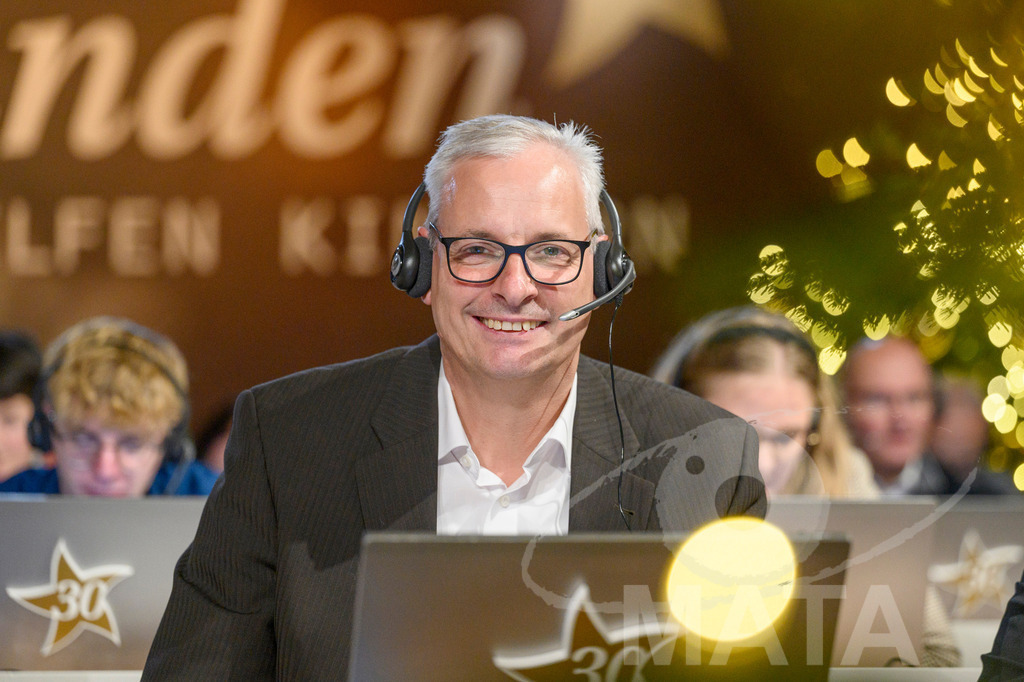 _DWI5932 | Telefonspende Empfänger bei '30 Jahre Sternstunden-Gala 2023' in der Frankenhalle. Nürnberg, 15.12.2023 - Realisiert mit Pictrs.com