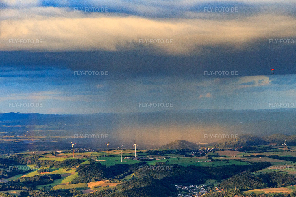 Luftbild: Windpark Merchingen vor einer Regenwand mit Regenbogen im Ortsteil Merchingen in Merzig im Bundesland Saarland in Deutschland. Foto: IMG_149615.jpg vom 05.09.2025 durch Werner Riehm/FLY-FOTO.de
