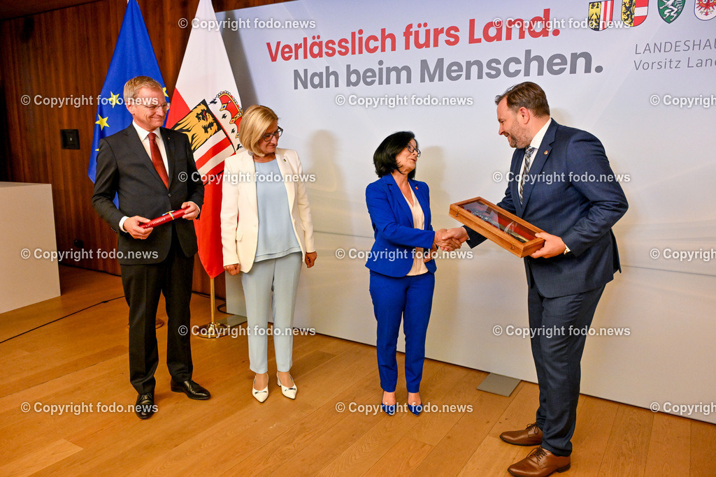 Pressekonferenz Land Ooe_ Oberoesterreich uebernimmt den Vorsitz in der Landeshauptleute-Konferenz_ 03.07.2024-81 | 03.07.2024, Linz, AUT, Pressekonferenz Land Ooe, Oberoesterreich uebernimmt den Vorsitz in der Landeshauptleute-Konferenz, im Bild Thomas Stelzer (VP, Landeshauptmann Oberoesterreich), Johanna Mikl-Leitner (VP, Landeshauptfrau Niederoesterreich), Margit Goell (VP, Mitglied des Bundesrates), Franz Ebner (VP, Praesident des Bundesrates)