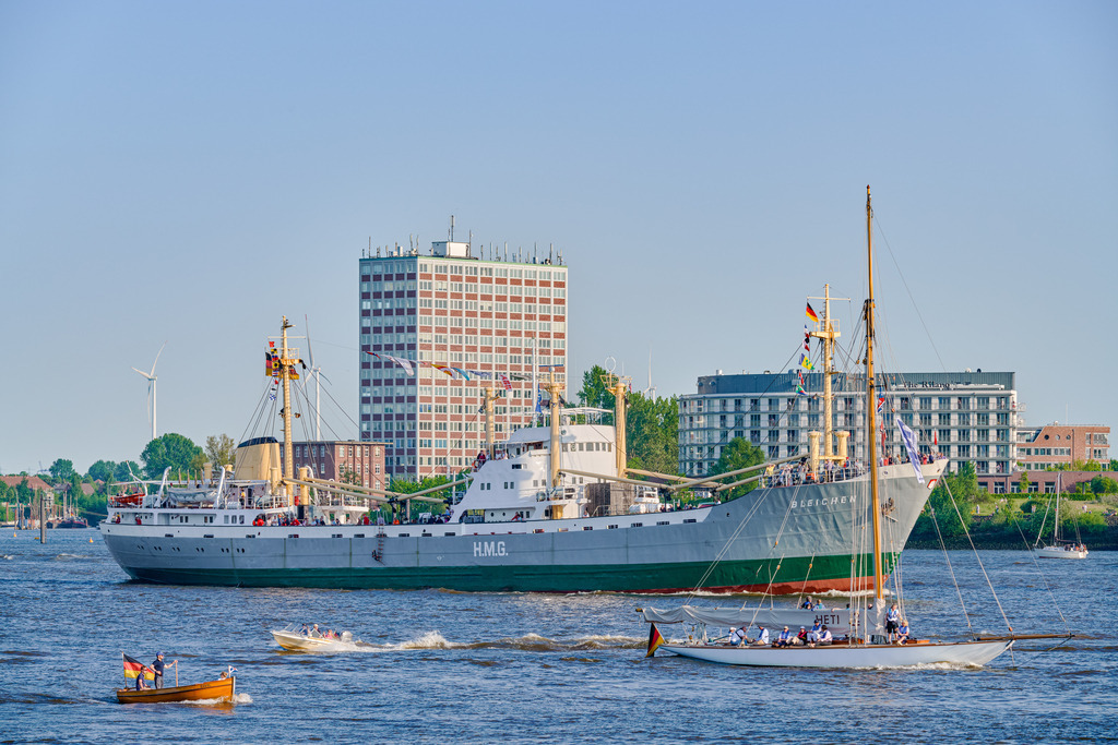 Stückgutfrachter Bleichen | Bei der Auslaufparade zum Hafengeburtstag in Hamburg: Der historische Stückgutfrachter Bleichen fährt auf Höhe Finkenwerder, begleitet von mehreren Booten. - Realisiert mit Pictrs.com
