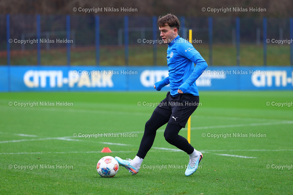 NH_HolsteinKiel_Training_10122025 | #40 Leon Parduzi (Holstein Kiel)Fußball I Herren I Training I Saison 2025-2026 I Holstein Kiel I 10.12.2025 I Citti-Fußballpark