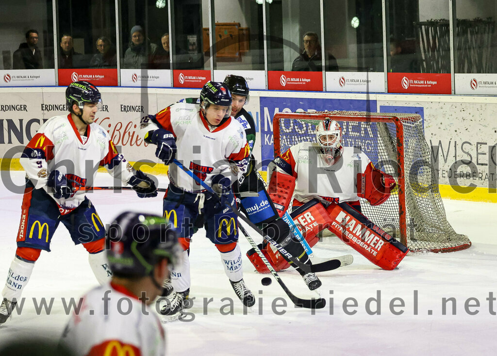 2023-01-13_119_TSV_Erding_gegen_VfE_Ulm-Neu-Ulm | Erding, Deutschland, 13.01.2023:
Eishockey, Bayernliga 2022 / 2023, 27. Spieltag, TSV Erding gegen VfE Ulm/Neu-Ulm, Endergebnis: 

Thomas Plihal (Erding Gladiators, #39), Torwart David Heckenberger (VfE Ulm/Neu-Ulm e. V., #3)

Foto: Christian Riedel / fotografie-riedel.net