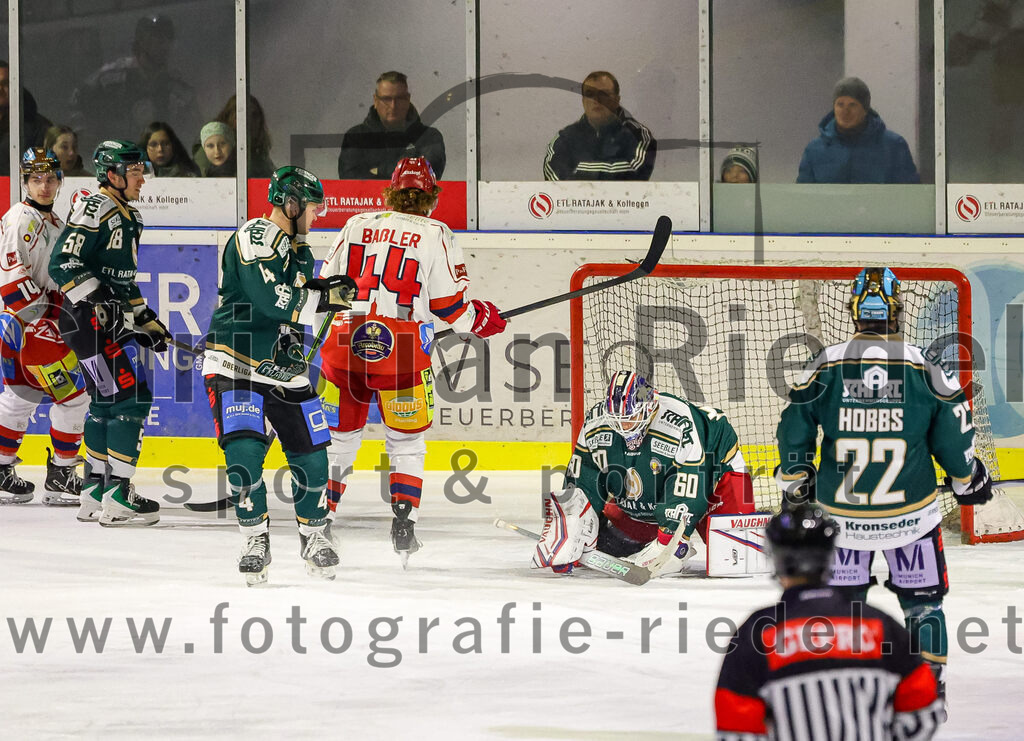 2026-02-20_055_TSV_Erding_gegen_Deggendorfer_SC | Erding, Deutschland, 20.02.2026:Eishockey, Oberliga Süd 2025 / 2026, 49. Spieltag, TSV Erding gegen Deggendorfer SC, Endergebnis: 4:1Jesse Kauhanen (Erding Gladiators, #4), Marco Baßler (Deggendorfer SC, #44), Torwart Raphael Fössinger (Erding Gladiators, #60), Grady Hobbs (Erding Gladiators, #22)Foto: Christian Riedel / fotografie-riedel.net