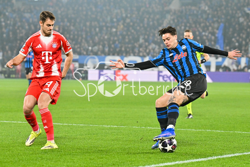 Atalanta Bergamo - FC Bayern München | BERGAMO, ITALY - 10. MARCH: tackle between Josip STANISIC (FC Bayern Munich 44), und Nicola ZALEWSKI (Atalanta Bergamo 59) during the UEFA Champions League match between Atalanta Bergamo vs. FC Bayern Munich on first leg of round of 16 at New Balance Arena
