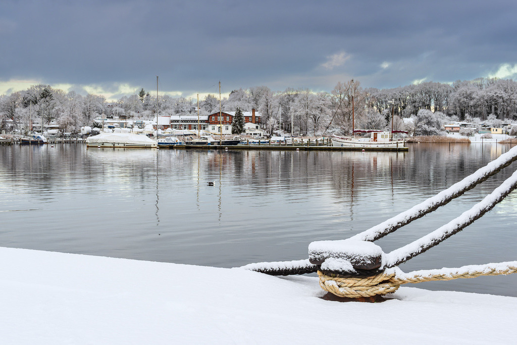 Blick vom Stadthafen über die Warnow auf Gehlsdorf in der Hansestadt Rostock im Winter | Blick vom Stadthafen über die Warnow auf Gehlsdorf in der Hansestadt Rostock im Winter.