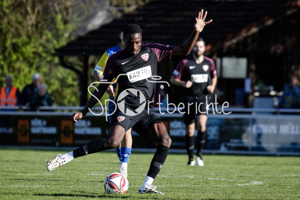FC Pipinsried - TSV Buchbach | Daniel MUTEBA (TSV #16) am Ball / Freisteller / Einzelfoto