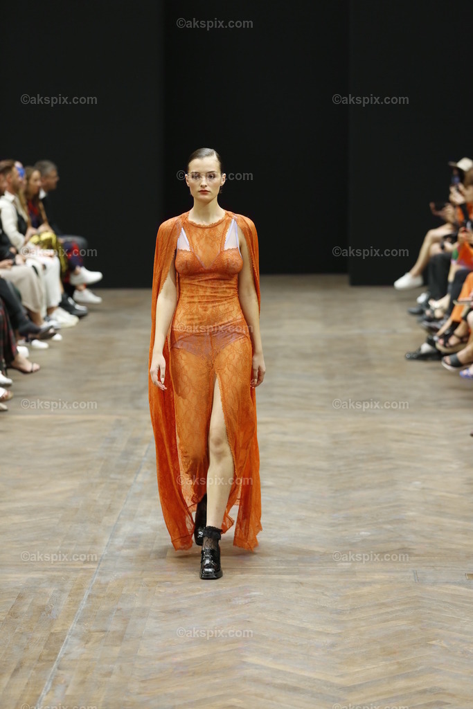 Kilian Kerner auf der  MBFW Spring/Summer 2023 | Mercedes-Benz Fashion Week (MBFW)  Frühling / Sommer 2023 im Hotel Telegraphenamt Berlin in Berlin-Mitte. Die Kollektionen von Kilian Kerner auf der MBFW Spring/Summer 2023. Das Bild zeigt Models mit der Kollektion von Kilian Kerner.