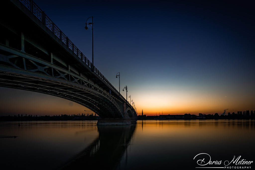 Theodor-Heuss-Brücke in Mainz | Die Theodor-Heuss-Brücke verbindet über den Rhein die Landeshauptstadt Mainz mit dem Ortsbezirk Mainz-Kastel von Wiesbaden. 