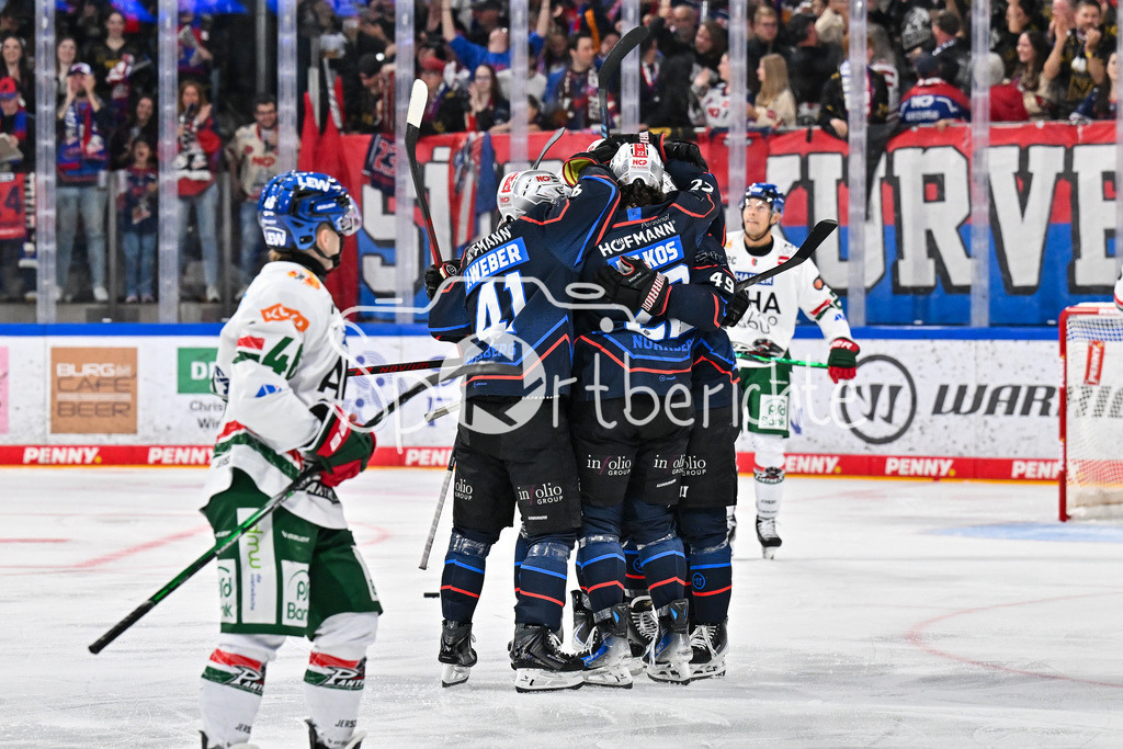 Nürnberg Ice Tigers - Augsburger Panther | Jubel der Hausherren nach dem Treffer zum 2-1 durch Thomas HEIGL (Nürnberg Ice Tigers 49) / Tor / Torschuetze / Freude / Happy / DEL: Nürnberg Ice Tigers - Augsburger Panther; PSD Bank Nürnberg ARENA am 12.09.2025