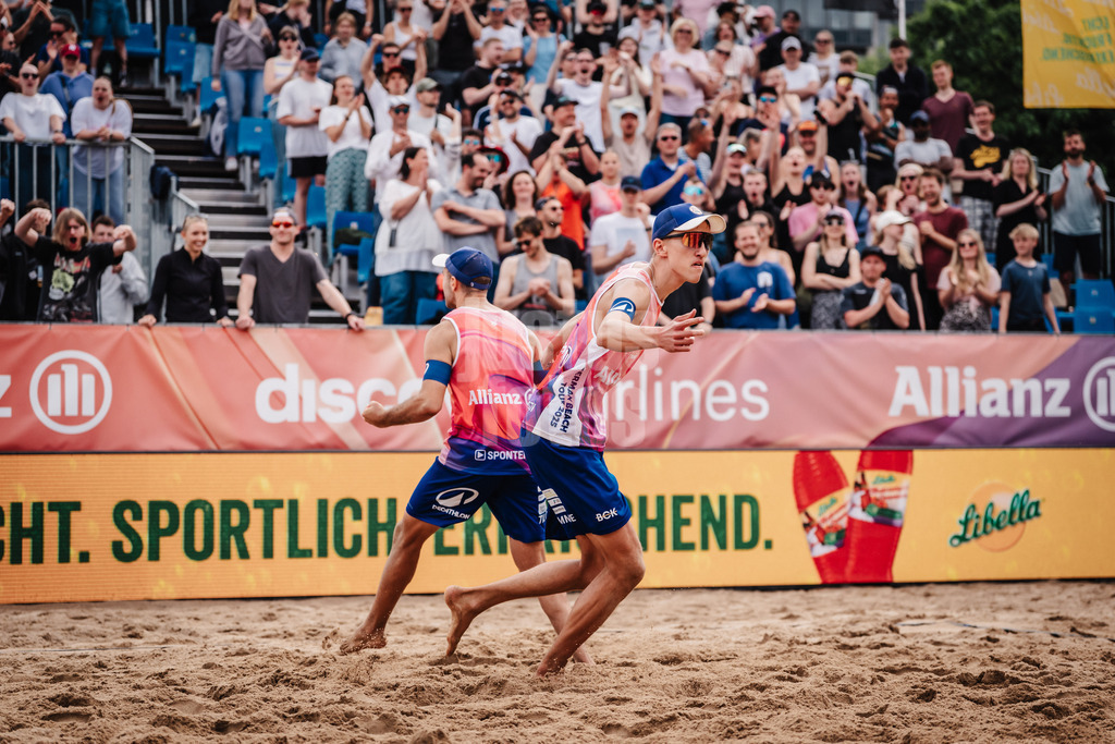 Beachvolleyball | Männer | Allianz German Beach Tour 2025 | Tourstop Hamburg | 01.06.2025 | v.l. Tilo Rietschel und Momme Lorenz jubeln nach dem Satzgewinn