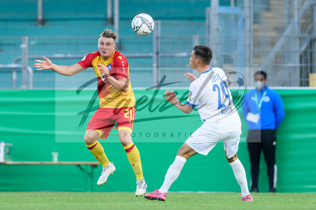 LOTKSC20210809_044 | Fussball, Herren: Marco Thiede (Karlsruher SC) und Tyson Richter (Sportfreunde Lotte) im Zweikampf beim Spiel der 1. Runde im DFB-Pokal zwischen SF Lotte und Karlsruher SC im Stadion am Lotter Kreuz am 09.08.2021 in Lotte, Deutschland.DFB / DFL REGULATIONS PROHIBIT ANY USE OF PHOTOGRAPHS AS IMAGE SEQUENCES AND/OR QUASI-VIDEO. - Realisiert mit Pictrs.com