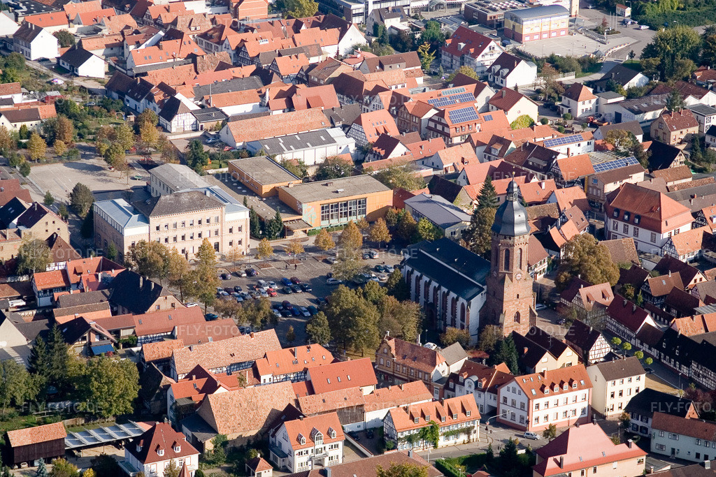 Luftbild: Marktplatz, Festhalle, Georg Riedinger Grundschule, St. Georgskirche in Kandel im Bundesland Rheinland-Pfalz in Deutschland. Foto: IMG_8495.jpg vom 06.10.2007 durch Werner Riehm/FLY-FOTO.de