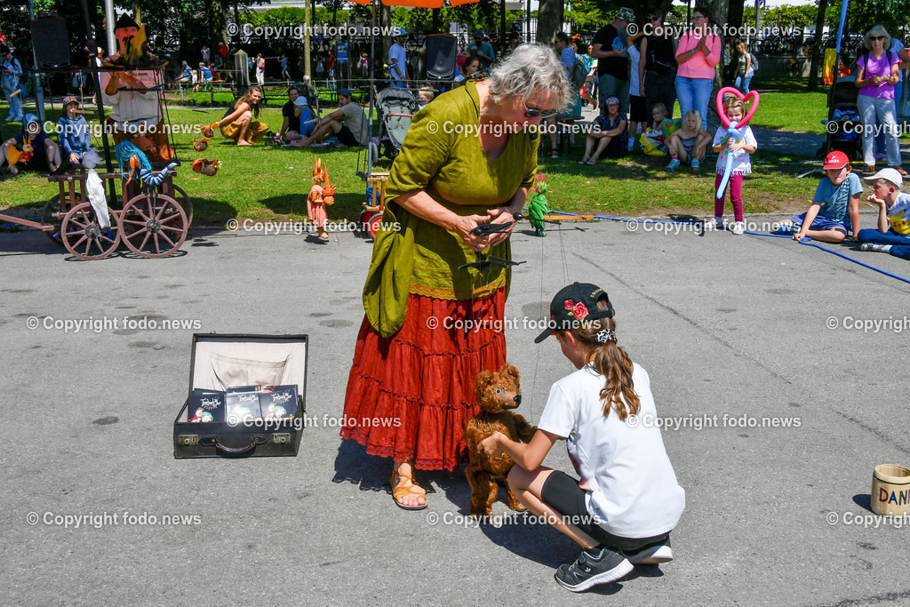 Deutschland_ Baden-Wuerttemberg_ Friedrichshafen am Bodensee_ 09.08.2025-5 | 09.08.2025, Deutschland, GER, Baden Wuerttemberg, Friedrichshafen am Bodensee, im Bild Themenbild, Puppenspieler, Straßentheater, Straßenkuenstler, Marionetten, Handpuppen, Gaukler, Straßenshow, Publikum, Passanten, Open-Air-Auffuehrung, Kleinkunst, Improvisation, Hutgeld, Unterhaltung, Live-Performance, Kindertheater, Kreativitaet, Figurenbuehne, mobile Buehne, kulturelle Vielfalt, spontane Darbietung, Fußgaengerzone, Kunst im oeffentlichen Raum, Interaktion, traditionelle Kunstform, Symbolbild, Feature