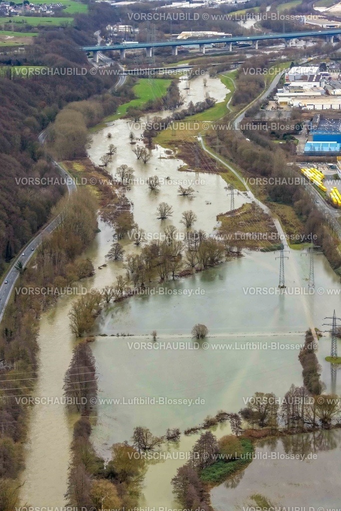 Hagen231201552Lenne-topaz | Luftbild vom Weihnachtshochwasser 2023, Fluss Lenne tritt nach starken Regenfällen über die Ufer, Überschwemmungsgebiet zwischen Verbandsstraße und Buschmühlenstraße, Bäume und Strommasten im Wasser, Renaturierung, hinten Autobahn A45 mit Talbrücke Lennetal, Boele, Hagen, Ruhrgebiet, Nordrhein-Westfalen, Deutschland