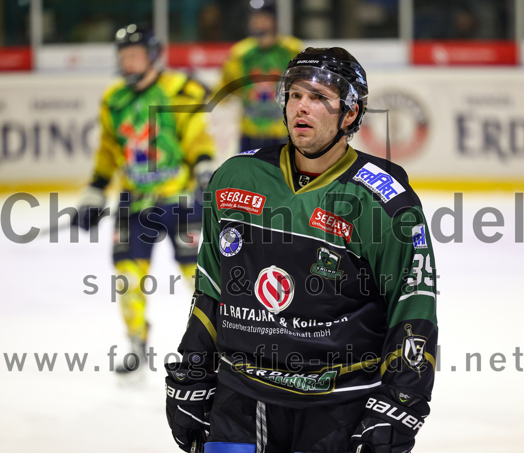 2022-12-16_143_TSV_Erding_gegen_EC_Pfaffenhofen | Erding, Deutschland, 16.12.2022:
Eishockey, Bayernliga 2022 / 2023, 21. Spieltag, TSV Erding gegen EC Pfaffenhofen, Endergebnis: 14:1

Thomas Plihal (Erding Gladiators, #39)

Foto: Christian Riedel / fotografie-riedel.net