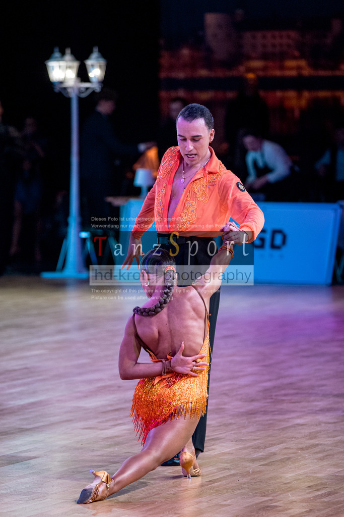 20251212_WDSF_World_Ch_Cup_RS-Lat_0870-2 | Tanzsportbilder, Standardtanz, Lateintanz, WDSF, DTV, LTVB, dancecomp, goc, hessen tanzt, blaues band der spree, walzer, tango, wiener walzer, slowfox, quickstepp, samba, rumba, cha-cha-cha, paso doble. jive, hd-kroft photography, turniertanzsport