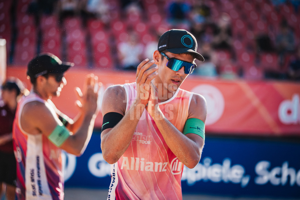 Beachvolleyball | Männer | Allianz German Beach Tour 2025 | Tourstop Berlin | 21.08.2025 | Valentin Schneckenburger klatscht für die Fans nach dem Spiel