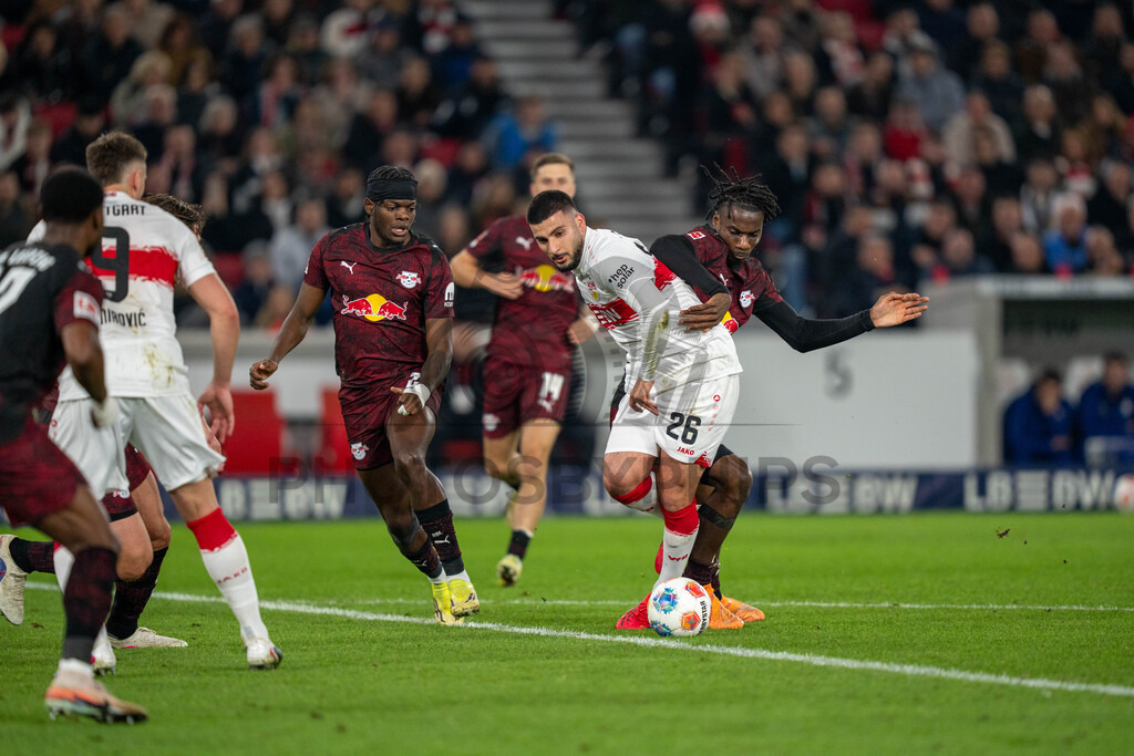 VfB Stuttgart vs. RB Leipzig, Fussball, 1. Bundesliga, 26. Spieltag, 15.03.2026 | Castello Lukeba (RB Leipzig, #23) und Ezechiel Banzuzi (RB Leipzig, #06) gegen Deniz Undav (VfB Stuttgart, #26),VfB Stuttgart vs. RB Leipzig, Fussball, 1. Bundesliga, 26. Spieltag, 15.03.2026Foto: photosbyphips/Philip Ziegler