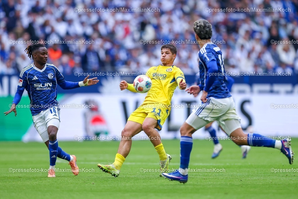 S0417052601020 | 17.05.2026, Fußball, FC Schalke 04 - Eintracht Braunschweig, 34. Spieltag, 2. Fußball Bundesliga, Veltins-Arena Gelsenkirchen, Saison 2025 2026: Moussa Ndiaye&nbsp;(Schalke04 #16) im Zweikampf gegen  Jovan Mijatovic (Braunschweig #11) Mertcan Ayhan&nbsp;(Schalke04 #43)   DFB regulations prohibit any use of photographs as image sequences and or quasi-video.