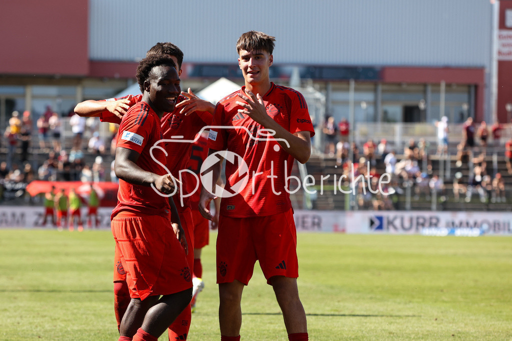 FC Würzburger Kickers - FC Bayern Amateure | Jubel nach dem Treffer zum 1-2 durch Nestory IRANKUNDA (FC Bayern München II #7) / Freude / Happy / Flick Flack / Salto / Adin LICINA (FC Bayern München II #9) / Nestory IRANKUNDA (FC Bayern München II #7) / Javier FERNANDEZ GONZALEZ (FC Bayern München II #8)  / Regionalliga Bayern: FC Würzburger Kickers - FC Bayern München II, AKON Arena am 24.08.2024