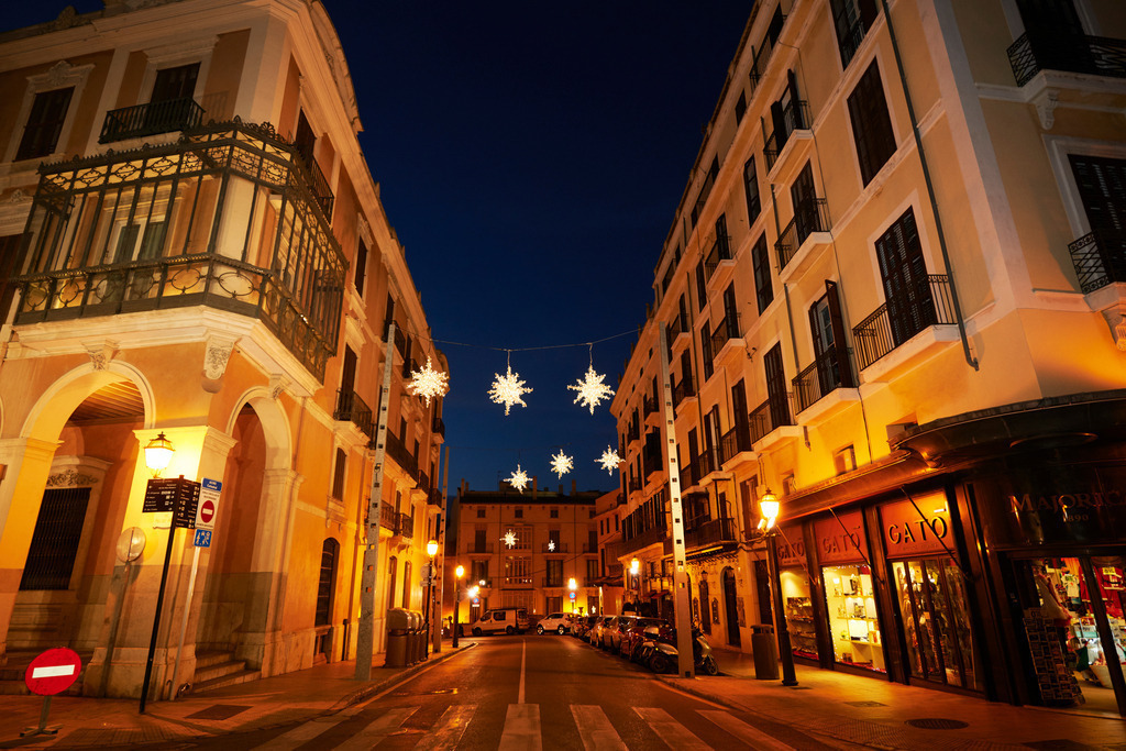 Weihnachtsbeleuchtung in der Stadt | Palma de Mallorca, Spanien - December 28, 2013: Weihnachtsbeleuchtung in der Stadt. - Realisiert mit Pictrs.com