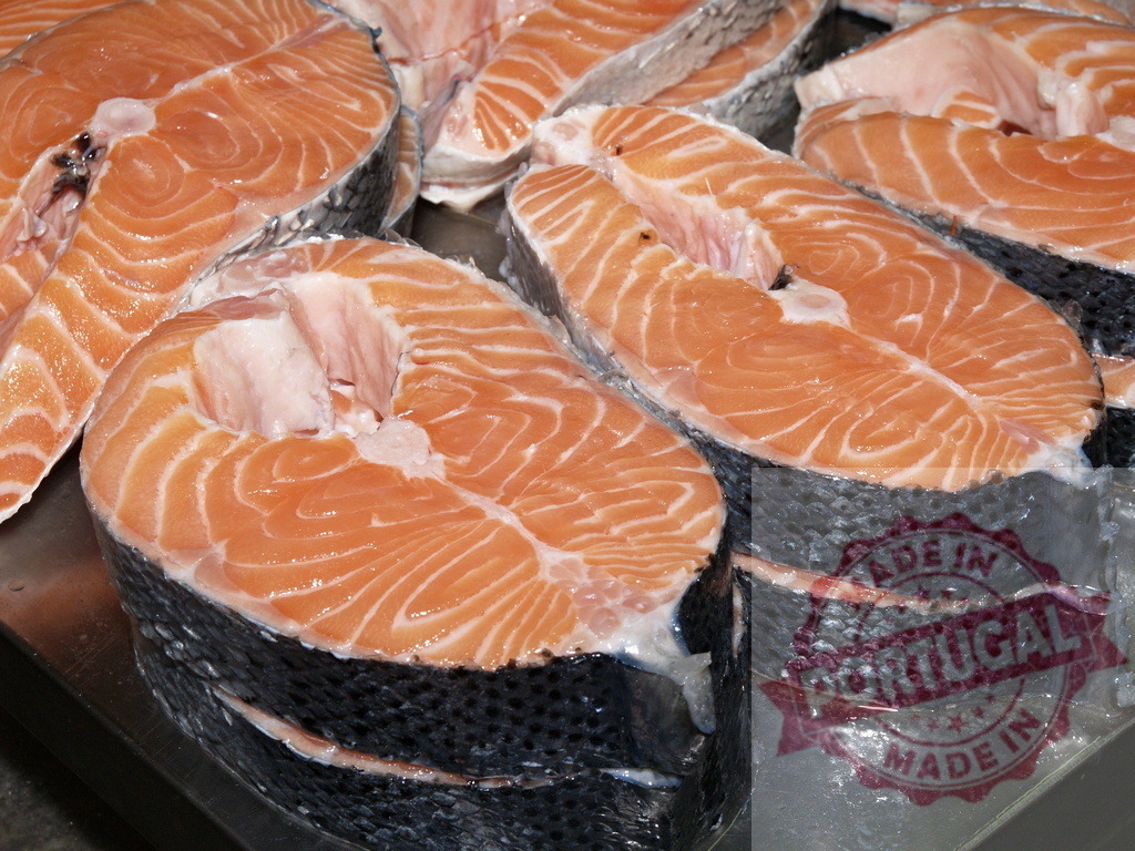 Fresh atlantic salmon steaks displaying omega-3 rich protein | Salmon steaks displaying vibrant orange flesh, perfect for healthy eating - Realisiert mit Pictrs.com