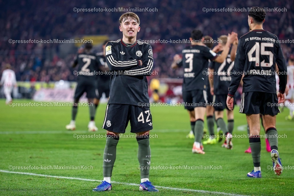 1FC14012601068 | 14.01.2026, Fußball, 1. FC Köln - FC Bayern München, 1. Fußball Bundesliga, 17. Spieltag, RheinEnergie-STADION, Saison 2025 2026: Torjubel nach dem Tor zum 3:1 durch Torschütze Lennart Karl (FC Bayern Muenchen #42) zusammen mit   DFB regulations prohibit any use of photographs as image sequences and or quasi-video.