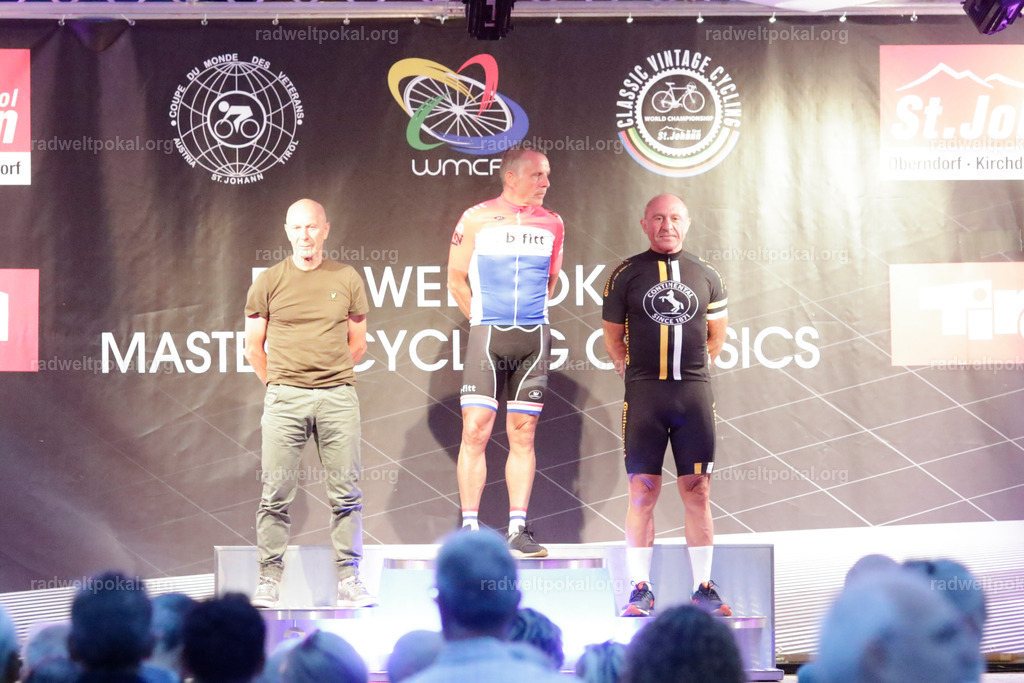 1480_20230817_Bewerb_Maenner_Muehlanger | AUT - OESTERREICH, 2023-08-16: SPORT RENNRAD-FAHREN - 55. INTERNATIONALER RADWELTPOKAL IN ST. JOHANN IN TIROL  - Vintage-Radrennen mit WM-Bronze-Medaillen-Siegerin Christina Schweinberger, den Teilnehmer und Alexander Baumann (vom Orginastions-Team) - TAG 2 BEWERB MAENNER IN SECHS GRUPPEN  ; Foto: Roland Muehlanger