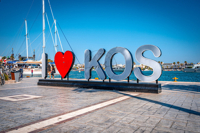 2024-07-15_09-25-09_980 | „I Love Kos“ Statue am Hafen von Kos-Stadt auf der Insel Kos, Kos-Stadt, Kos, Griechenland - Realisiert mit Pictrs.com