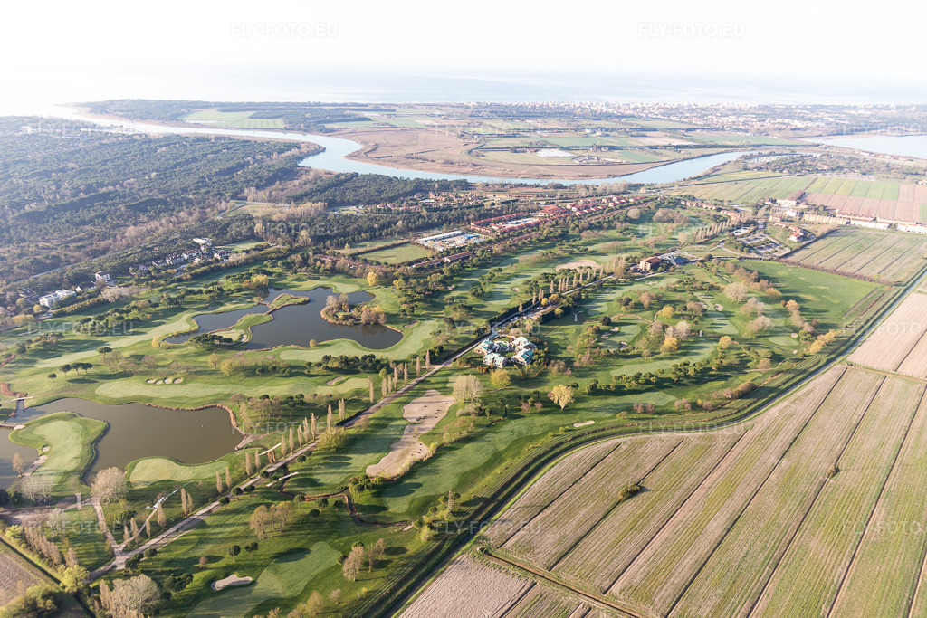 Vue aérienne: Vue de la ville à Casabianca dans le département Frioul-Vénétie Julienne, Italie. Photo: IMG_105700.jpg prise le 08/04/2018 par Werner Riehm/FLY-FOTO.eu – Résolution de l'original: 5472 x 3648 px