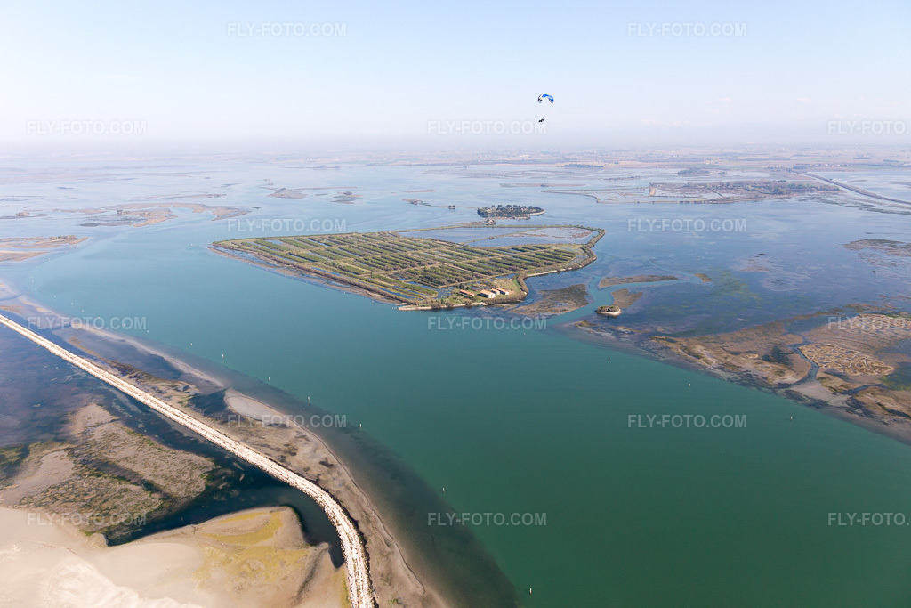 Aerial view: View of the town in Grado in the state Gorizia, Italy. – Photo: IMG_098070.jpg taken on 04/03/2017 by Werner Riehm/FLY-FOTO.com – Resolution of the original: 5472 x 3648 px