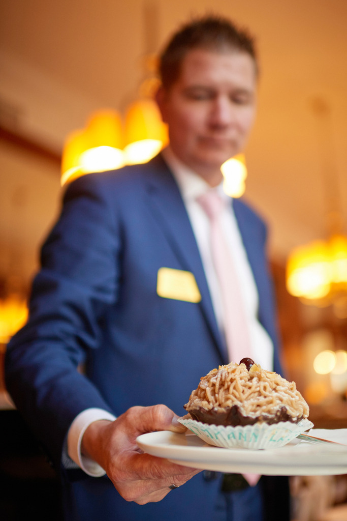 Herr Daniel präsentiert die Maroniblüte | Wien, Austria - October 11, 2018: Herr Daniel präsentiert aus der Patisserie eine Maroniblüte. - Realisiert mit Pictrs.com