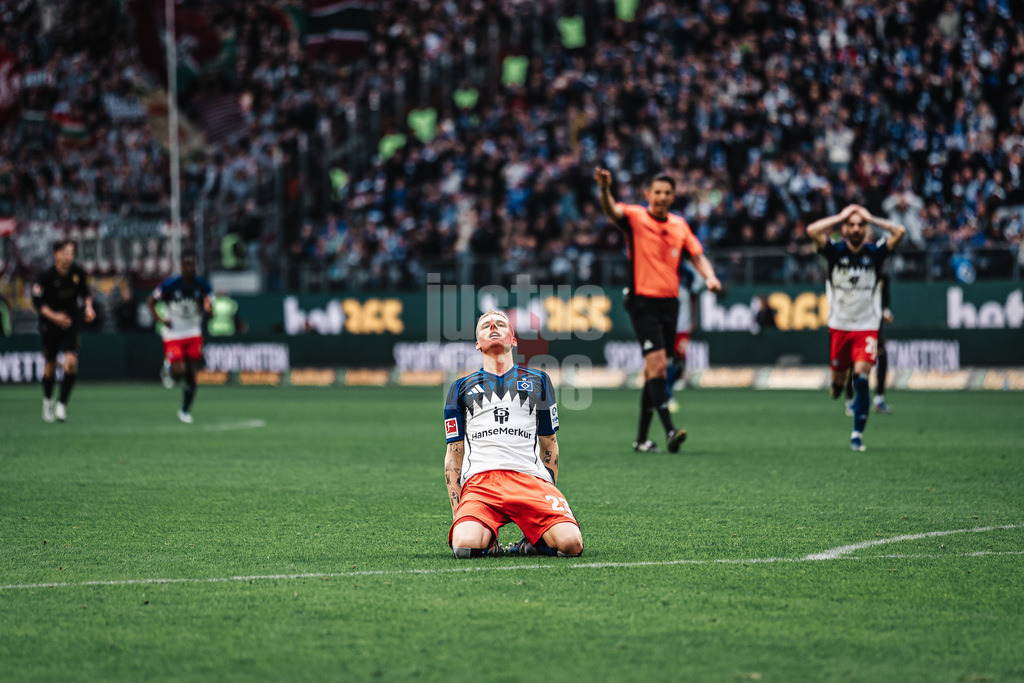 Fußball | Männer | Saison 2025/2026 | 1. Fußball-Bundesliga | 28. Spieltag | Hamburger SV vs. FC Augsburg | 04.04.2026 | Albert Gronbaek (#23, HSV) ärgert sich
