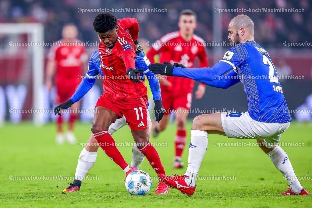 Due17012501045 | 17.01.2025, Fußball, Fortuna Düsseldorf - SV Darmstadt 98, 2.. Fußball Bundesliga, 18. Spieltag, Merkur Spiel-Arena, Saison 2024 2025: Felix Klaus (Fortuna Düsseldorf #11) im Zweikampf gegen Aleksandar Vukotic (SV Darmstadt #20)DFB regulations prohibit any use of photographs as image sequences and or quasi-video.