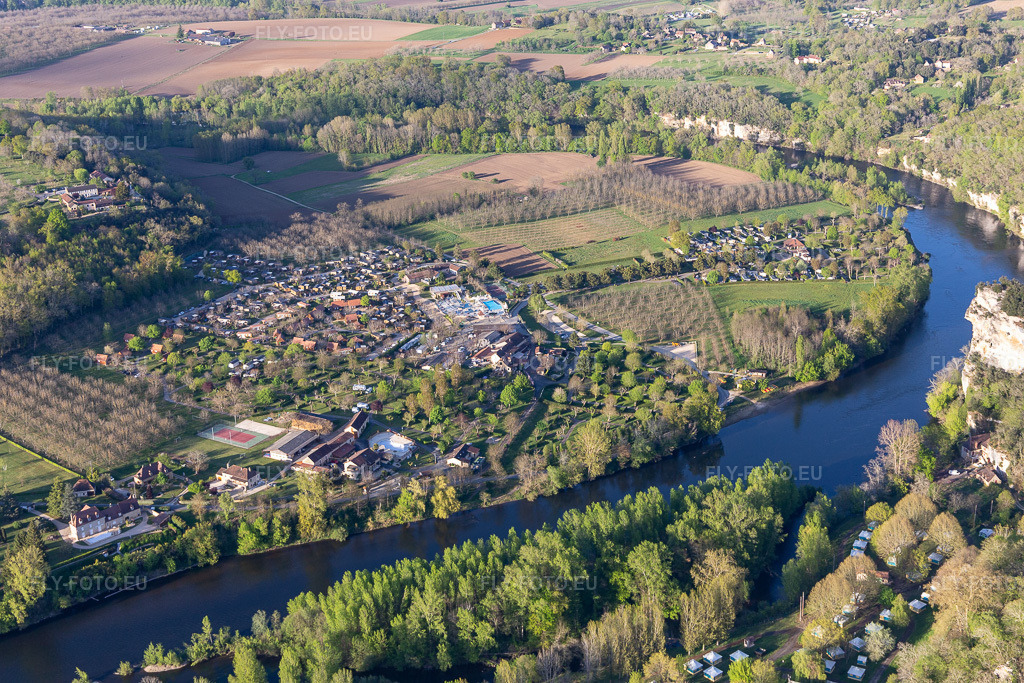 Vue aérienne: Camping Soleil-Plage en Dordogne à Vitrac dans le département Dordogne, France. Photo: IMG_113580.jpg prise le 16/04/2019 par Werner Riehm/FLY-FOTO.euRésolution de l'original: 5472 x 3648 px