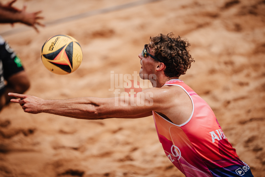 Beachvolleyball | Männer | Allianz German Beach Tour 2025 | Tourstop München | 04.07.2025 | Hennes Nissen spielt den Ball