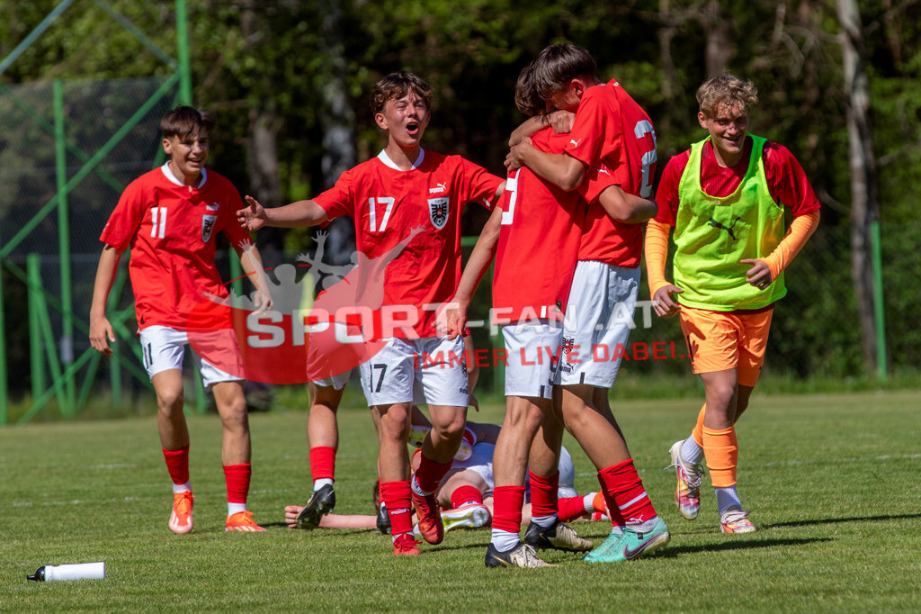 Fußball Halbfinale | Marek Kolodziejczyk (U15 Österreich #17) Luca Mijatovic (U15 Österreich #11) Moritz Doujak (U15 Österreich #1) Fußball Halbfinale, Irland U15 - Österreich U15 am 29.04.2024 in Arnoldstein (Sportplatz), Austria, (Photo by Ernst Krawagner sport-fan.at) - Realisiert mit Pictrs.com