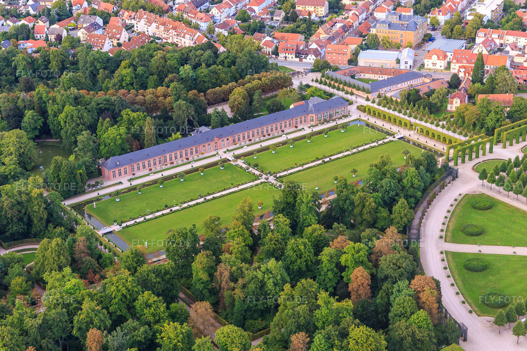 Luftbild: Orangerie und Rasenfläche im Schwetzinger Schlossgarten in Schwetzingen im Bundesland Baden-Württemberg in Deutschland. Foto: IMG_102611.jpg vom 24.08.2017 durch Werner Riehm/FLY-FOTO.deGartenmoschee