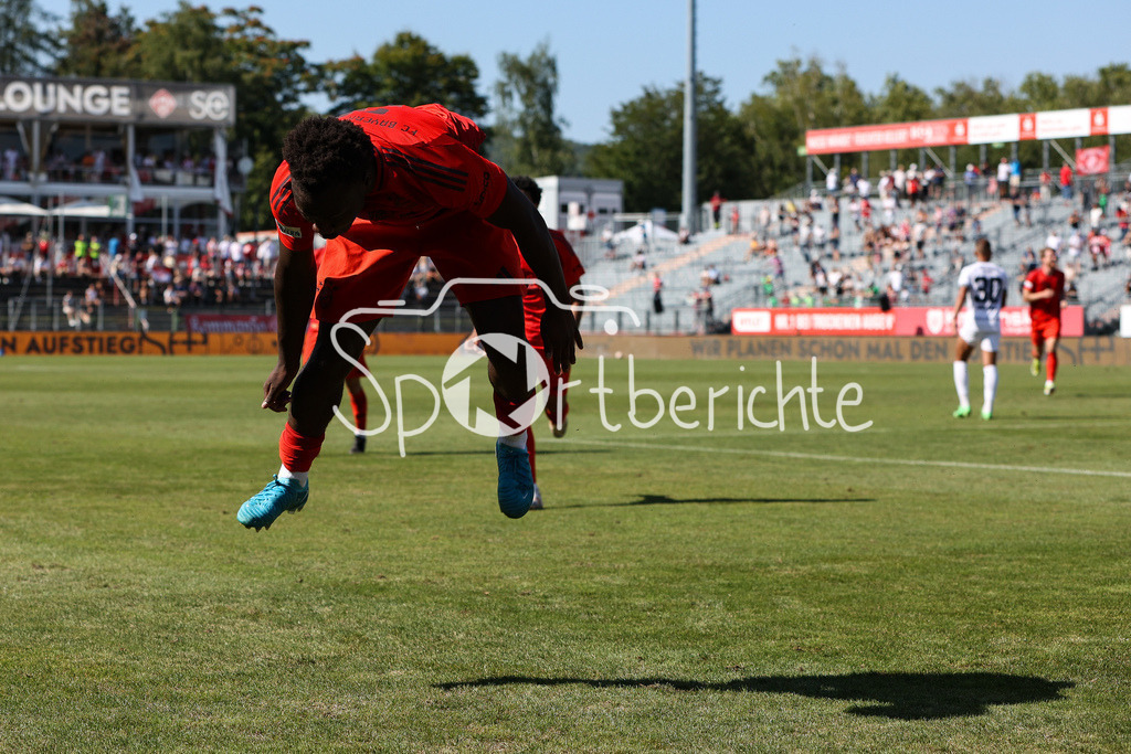 FC Würzburger Kickers - FC Bayern Amateure | Jubel nach dem Treffer zum 1-2 durch Nestory IRANKUNDA (FC Bayern München II #7) / Freude / Happy / Flick Flack / Salto / Regionalliga Bayern: FC Würzburger Kickers - FC Bayern München II, AKON Arena am 24.08.2024