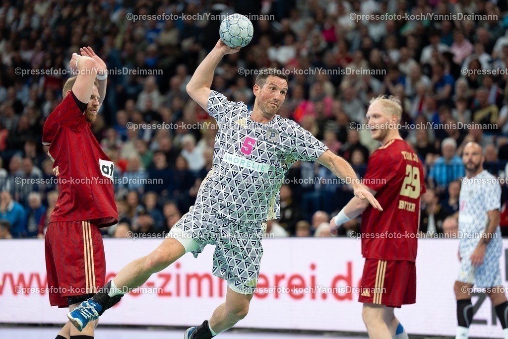 xydr10042501013 | 10.04.2025, xydrx, Handball, Abschiedsspiel Johannes Bitter und Pascal Hens, Team Jogi - Team Pommes, Barclays Arena Hamburg: Torsten Jansen (Team Pommes #5)