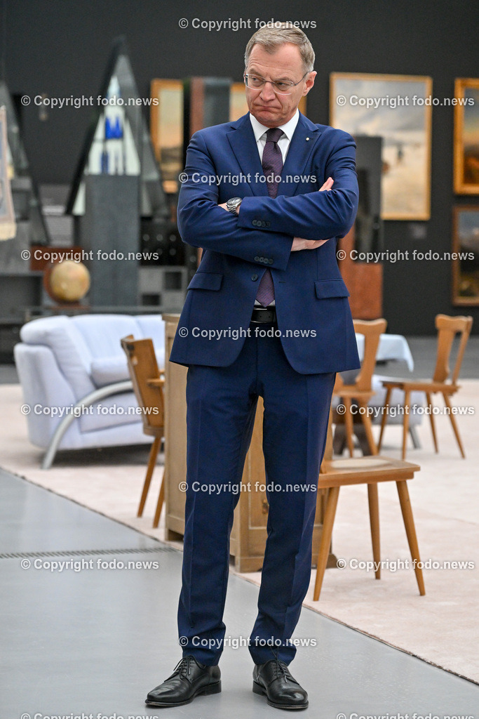 Lentos Kunstmuseum_ Die Reise der Bilder_ Hitlers Kulturpolitik_ 19.03.2024-33 | 19.03.2024, Linz, AUT, Lentos Kunstmuseum, Die Reise der Bilder, Hitlers Kulturpolitik, Kunsthandel und Einlagerungen in der NS-Zeit im Salzkammergut, im Bild Ausstellung, Sammlung, Leihgaben, Bilder, Kunstwerke

LH Thomas Stelzer (VP, Landeshauptmann Ooe)