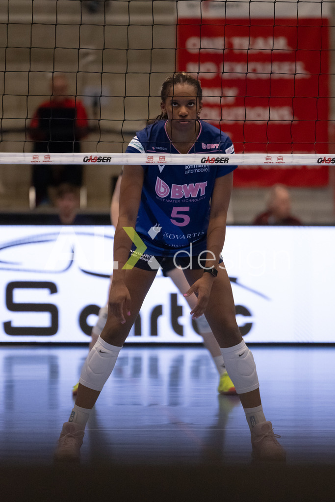 Volleyball I Frauen I Saison 2025-2026 I Volleyball NLA | Women I 1/2 Finals I  VC Kanti Schaffhausen - Sm'Aesch Pfeffingen I 22.03.2026 | 5 Brianna Green (USA) (Sm'Aesch Pfeffingen) – Mittelblock - Realisiert mit Pictrs.com