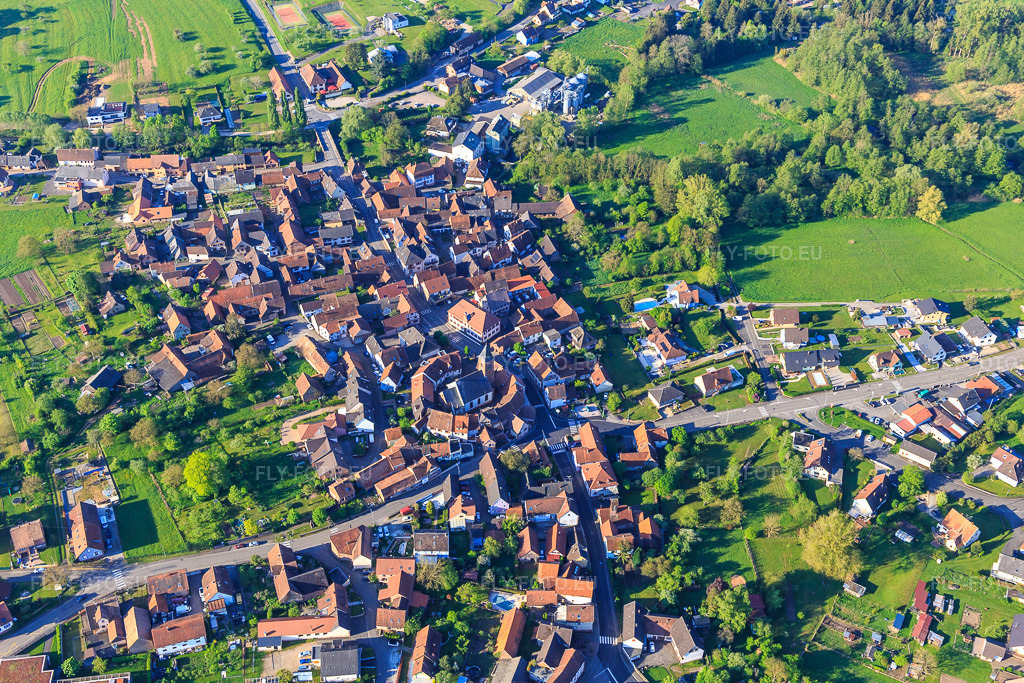 Vue aérienne: Centre-ville de Norden à Dossenheim-sur-Zinsel dans le département Bas Rhin, France. Photo: IMG_146016.jpg prise le 01/05/2025 par Werner Riehm/FLY-FOTO.eu – Résolution de l'original: 4925 x 3283 px